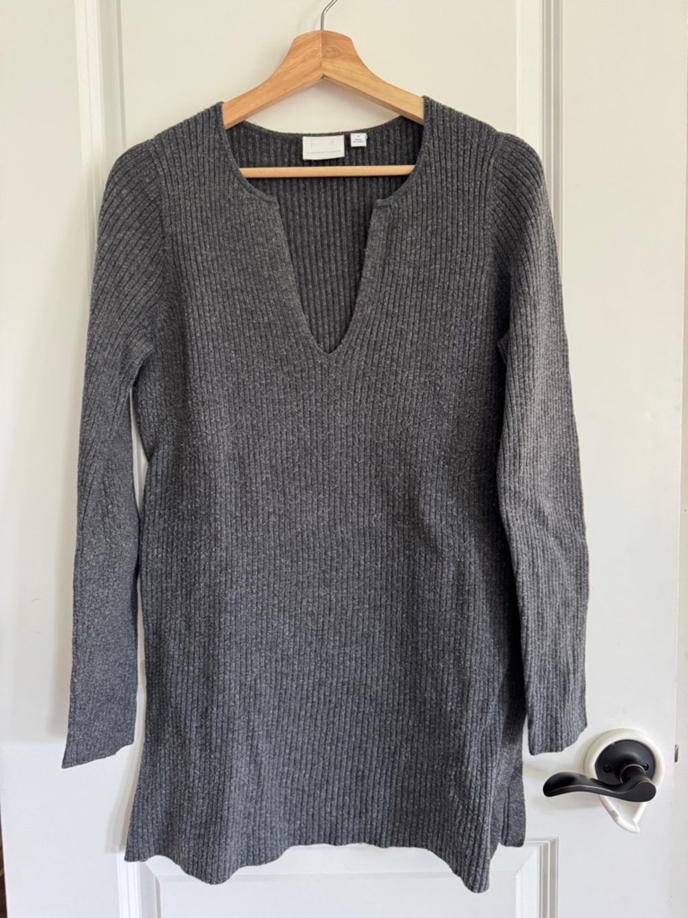 ett:twa by Anthropologie Medium V-Neck Ribbed Long Sleeve Sweater Tunic - Gray